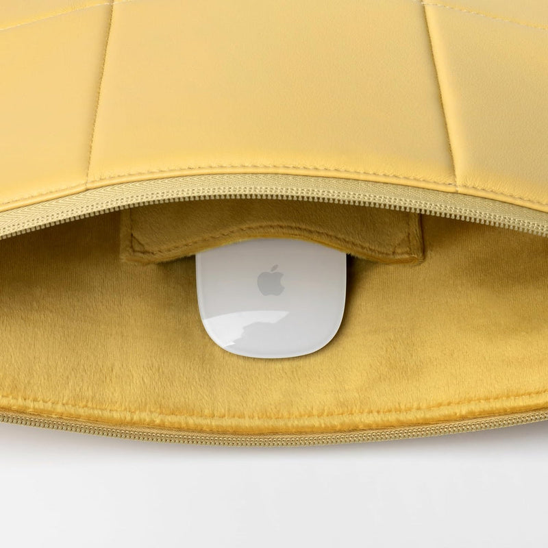 Suya Dayanıklı Kapitoneli MacBook Air/Pro Laptop Kılıfı - M4/M3/M2/M1 Uyumlu - Hardal