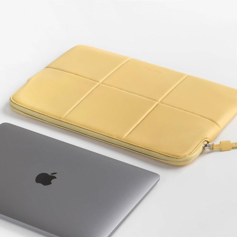 Suya Dayanıklı Kapitoneli MacBook Air/Pro Laptop Kılıfı - M4/M3/M2/M1 Uyumlu - Hardal