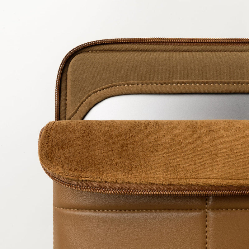 Suya Dayanıklı Kapitoneli MacBook Air/Pro Laptop Kılıfı - M4/M3/M2/M1 Uyumlu - Kahverengi