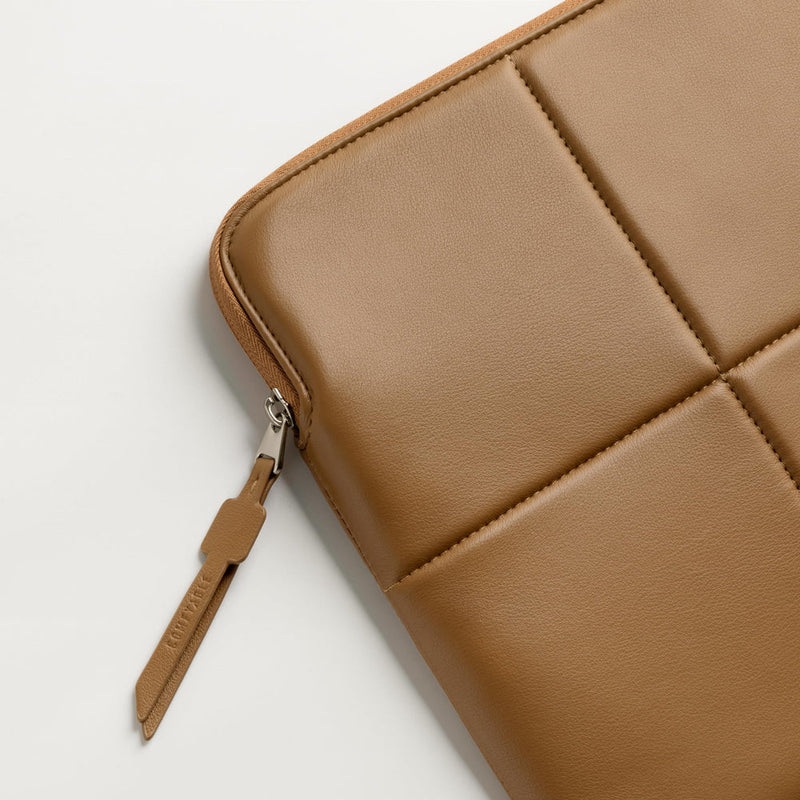 Suya Dayanıklı Kapitoneli MacBook Air/Pro Laptop Kılıfı - M4/M3/M2/M1 Uyumlu - Kahverengi