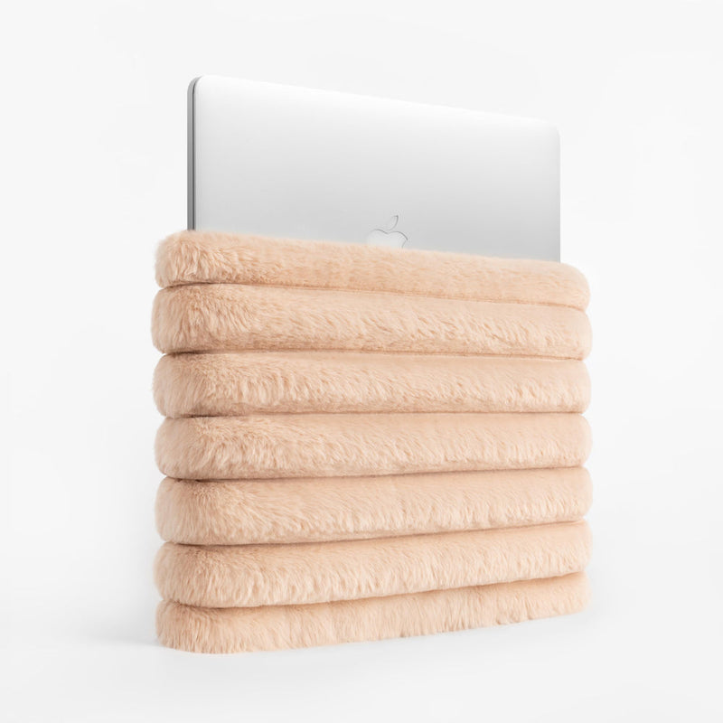 Puffy Laptop Kılıfı 13” 14” 15” – MacBook Air & Pro Uyumlu, Peluş, Mıknatıslı ve Yumuşak Koruma - Camel