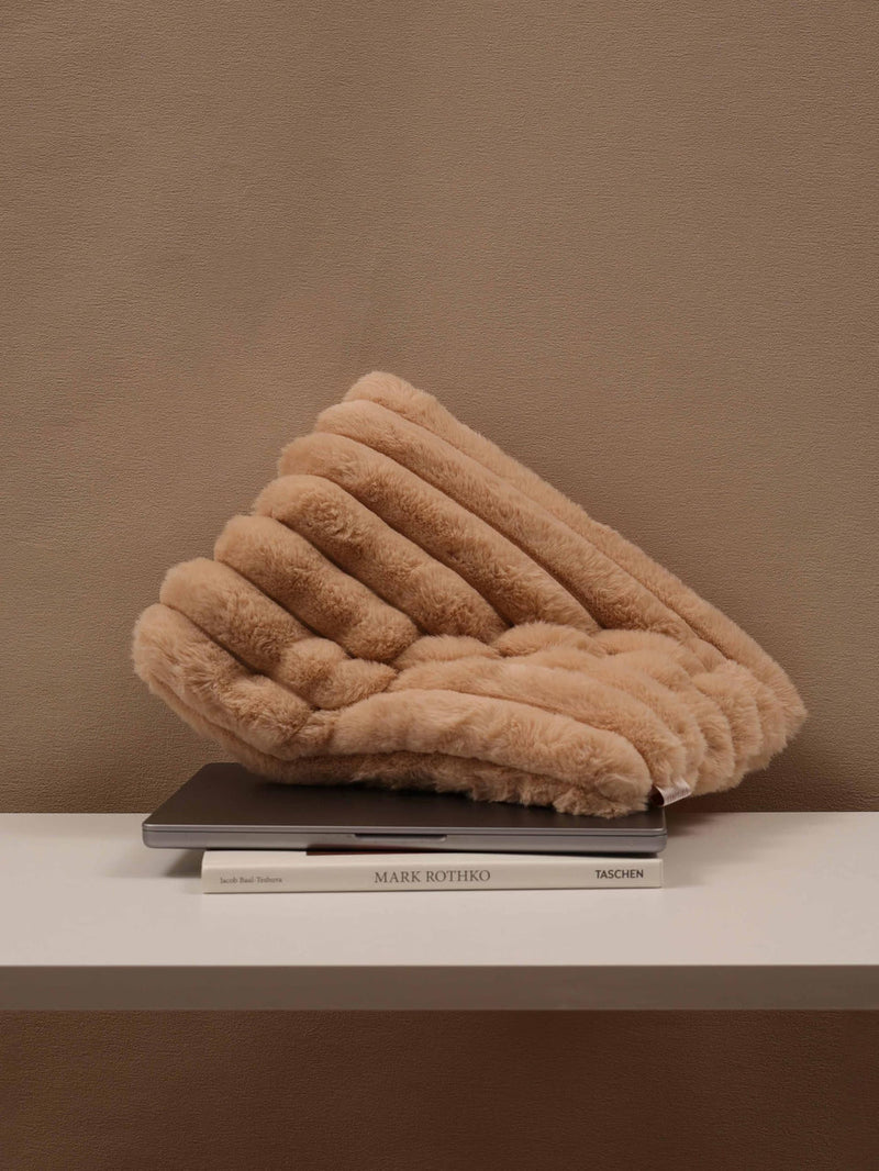 Puffy Laptop Kılıfı 13” 14” 15” – MacBook Air & Pro Uyumlu, Peluş, Mıknatıslı ve Yumuşak Koruma - Camel