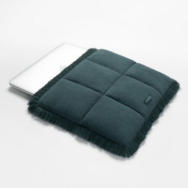 Puffy Laptop Kılıfı 13”–16” – MacBook Air & Pro Uyumlu, Püsküllü Keten Dokulu, Mıknatıslı Yumuşak Koruma - Ördek Yeşili