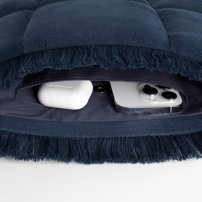 Puffy Laptop Kılıfı 13”–16” – MacBook Air & Pro Uyumlu, Püsküllü Keten Dokulu, Mıknatıslı Yumuşak Koruma - Gece Mavisi