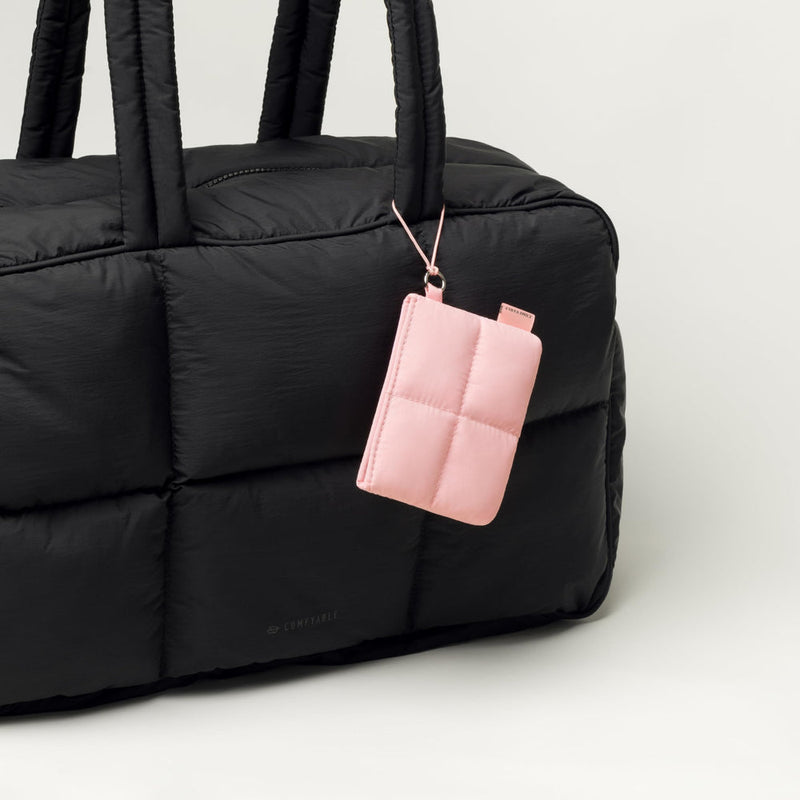 Sevimli Puffy Mini Cüzdan – Suya Dayanıklı, Şeffaf Kart Pencereli, Mıknatıslı Kapatma, AirPods ve Aksesuar Organizeri – Pembe