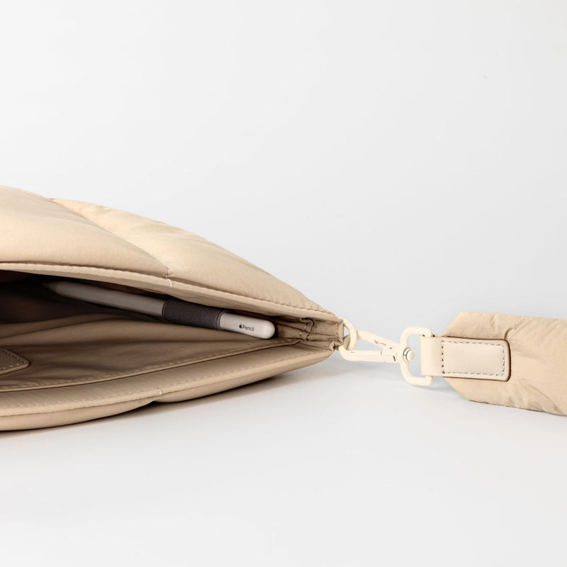 Suya Dayanıklı Askılı Puffy iPad Air/Pro Tablet Çantası - M5/M4/M3/M2/M1 Uyumlu - Yulaf Rengi