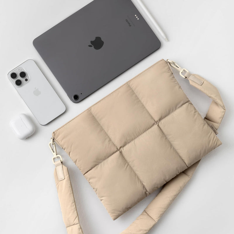 Suya Dayanıklı Askılı Puffy iPad Air/Pro Tablet Çantası - M5/M4/M3/M2/M1 Uyumlu - Yulaf Rengi