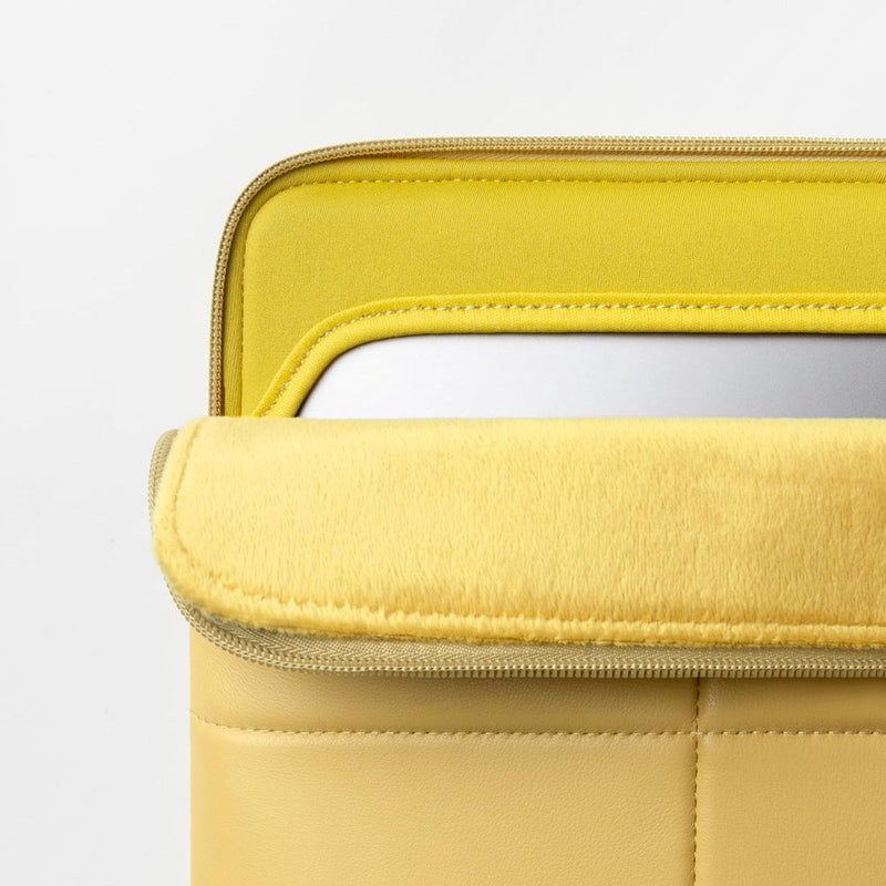 Suya Dayanıklı Kapitoneli MacBook Air/Pro Laptop Kılıfı - M5/M4/M3/M2/M1 Uyumlu - Hardal