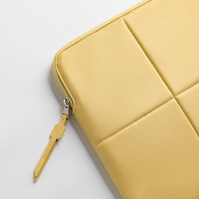 Suya Dayanıklı Kapitoneli MacBook Air/Pro Laptop Kılıfı - M5/M4/M3/M2/M1 Uyumlu - Hardal