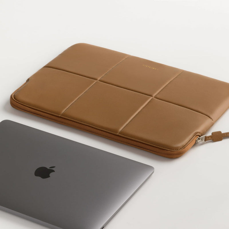 Suya Dayanıklı Kapitoneli MacBook Air/Pro Laptop Kılıfı - M5/M4/M3/M2/M1 Uyumlu - Kahverengi