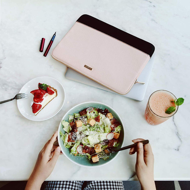 Suya Dayanıklı MacBook Air/Pro Laptop Kılıfı - 13-16 inç Uyumlu (2016-2023) - Pembe & Siyah